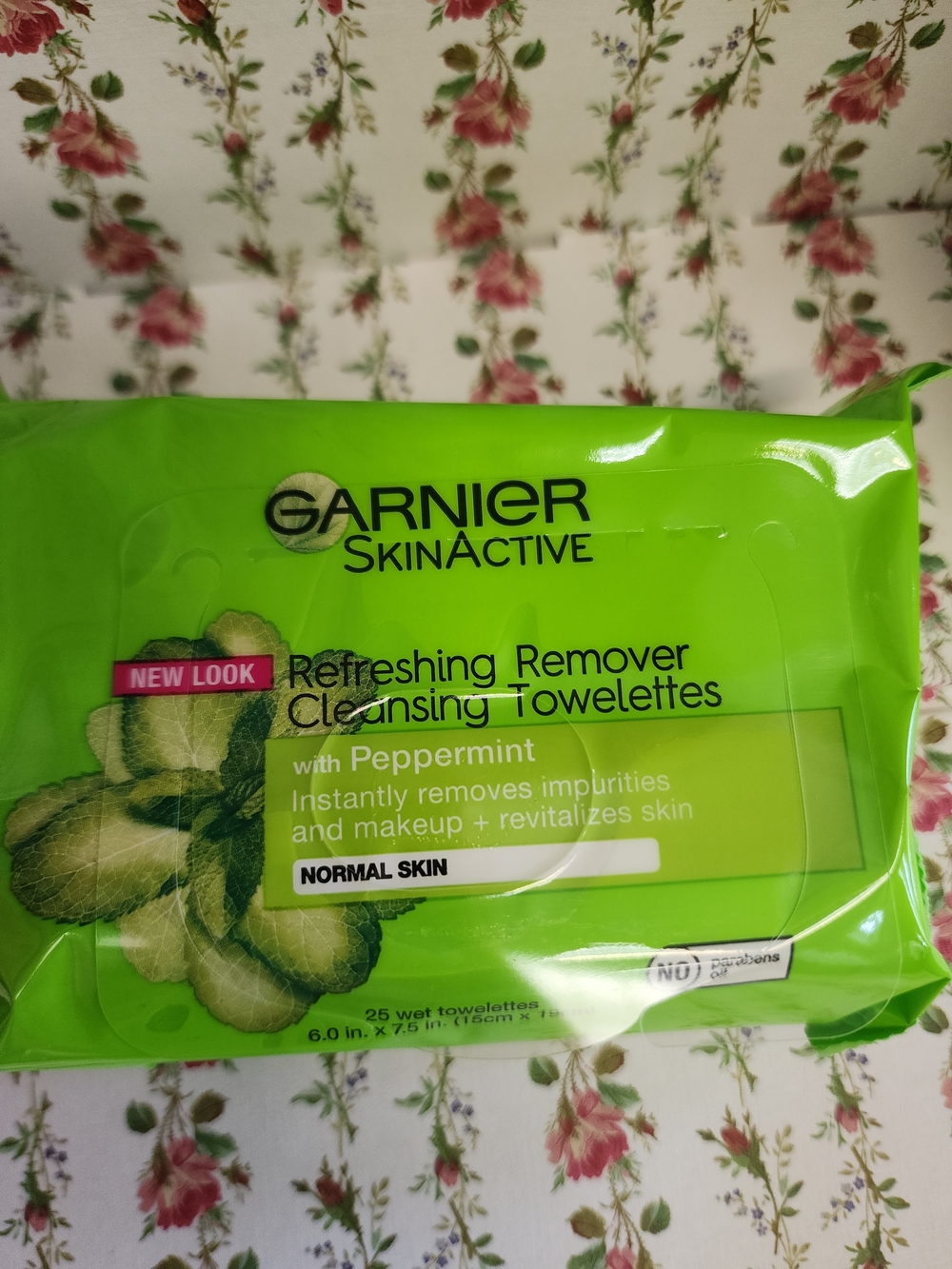2 Garnier SkinActive Refreshing Peppermint Cleansing Towelettes - Bright Green
